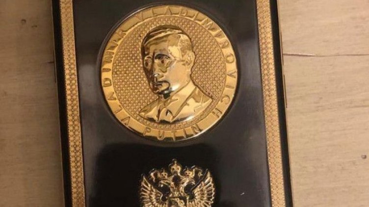 Златен телефон с Путин е открит при ареста на Брендо