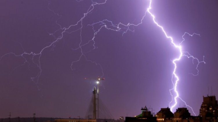 Мощна гръмотевична буря събуди Пловдив