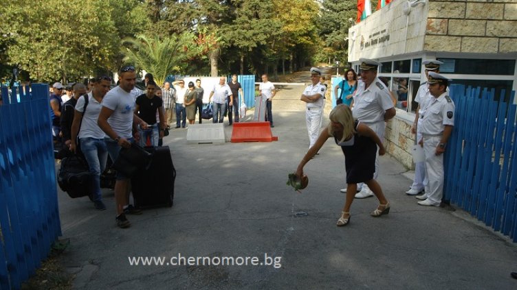 В петък приемат младите курсанти випуск 2019 в Морското