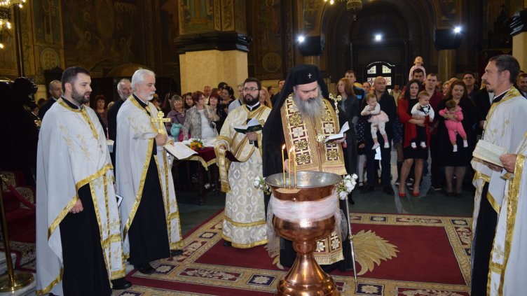 Второто най-мащабно Свето кръщение на новородени се проведе в Катедралата във Варна (СНИМКИ)