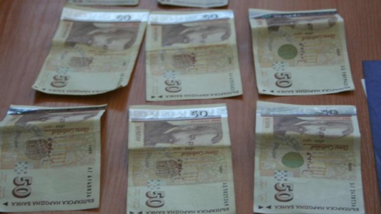 Жена метна плик с 6 бона от тераса в Добрич