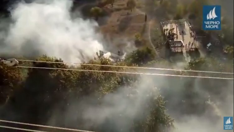 Пожар гори на метри от детска площадка във варненски квартал (ВИДЕО)