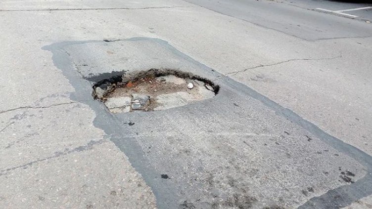 Огромна дупка дебне варненци на ул. "Тодор Влайков&ldquo;