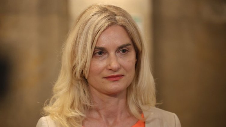 Зарица Динкова: Започваме преговори с Брюксел за удължаване на 9-процентната ставка за туроператорите