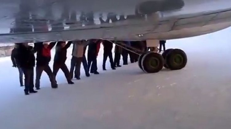 Пътници бутаха самолет