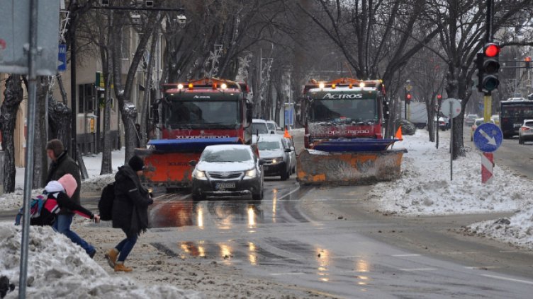608 снегопочистващи машини работят към момента в цялата страна