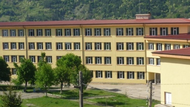 Тъпунгер, говедо... крещи учителка на първолаци. Какво ще я правят?