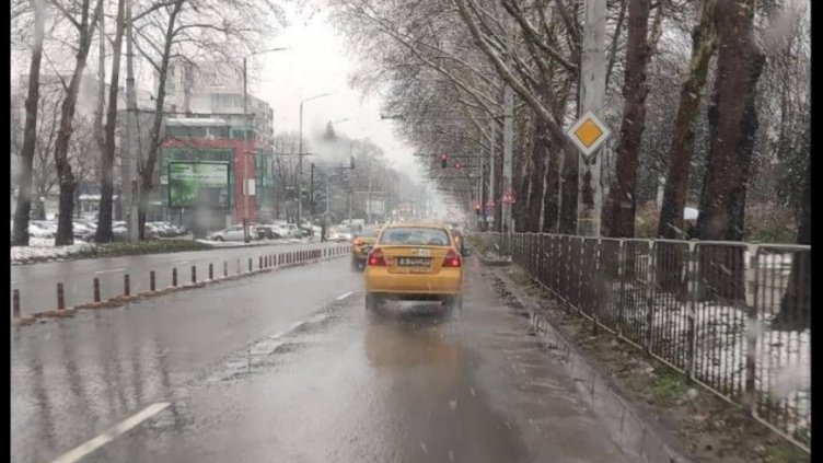 12 машини са чистили улиците на Варна