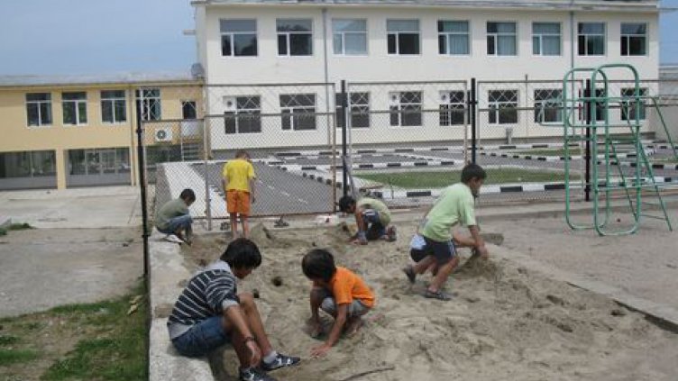 Държавата поема наема на работещите сираци  