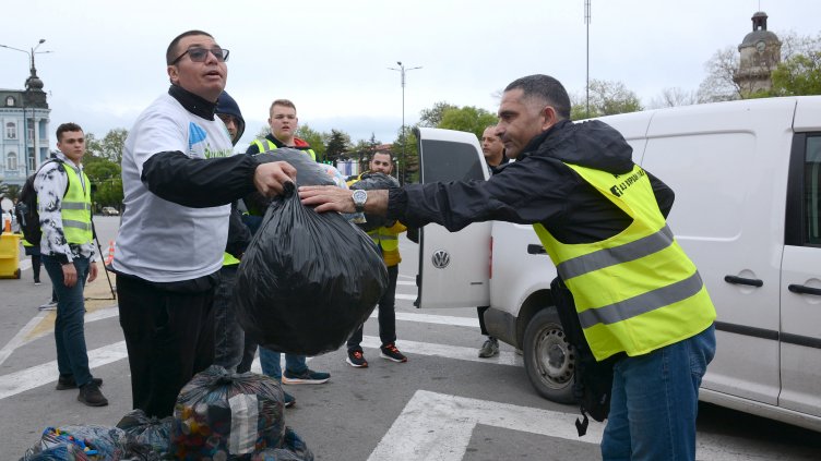Дъждът не спря варненци да се включат в кампанията на "Аз вярвам и помагам" (СНИМКИ)