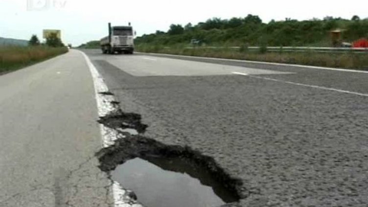 Дупка на АМ "Тракия" по чудо не отне човешки животи 