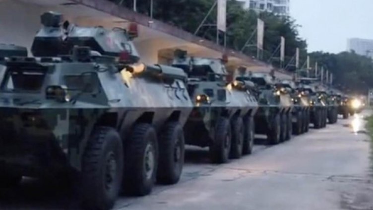 Стотици танкове се събират край Хонконг  