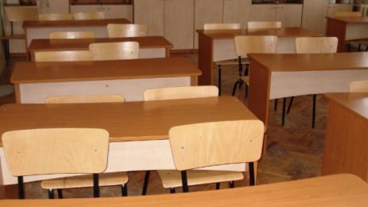 Петокласник удари учителка, брат му нападна охраната