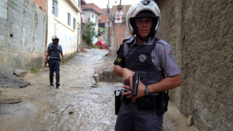 Полудял ревнивец застреля най-малко 12 души в Бразилия