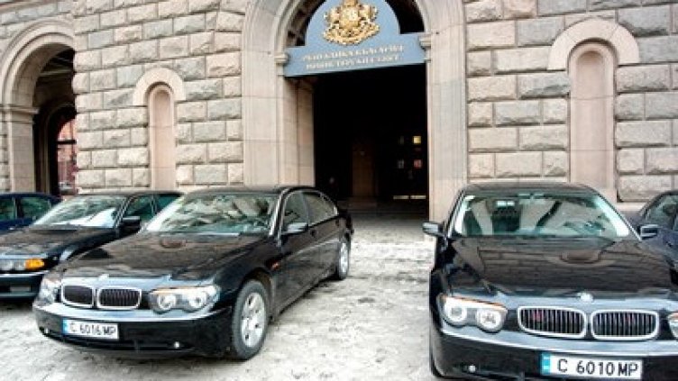 Властта пълни резервоара на народни цени, а за народа? Ще зачака юли