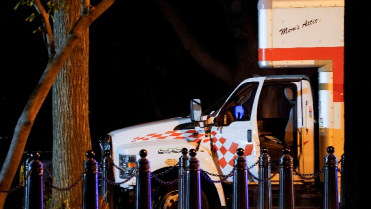 Камион се блъсна в оградата на Белия дом