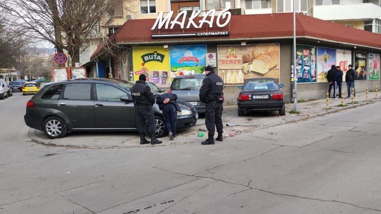 Задържаха двама с крадена кола във Варна