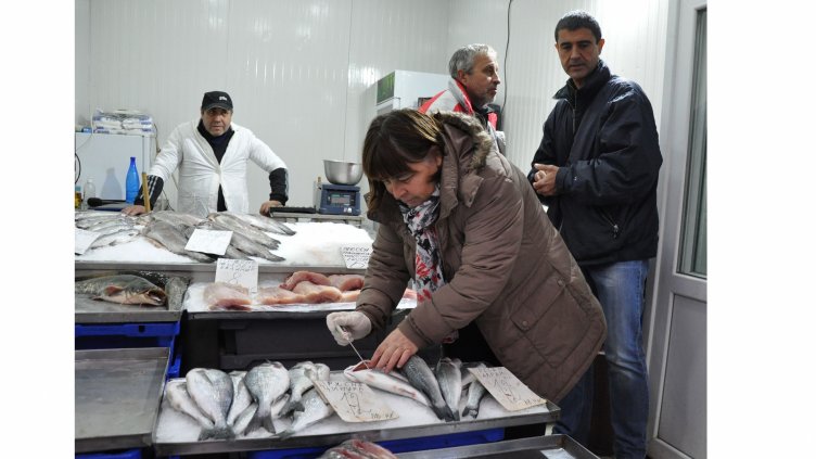 Инспектори провериха Рибната борса във Варна (СНИМКИ)