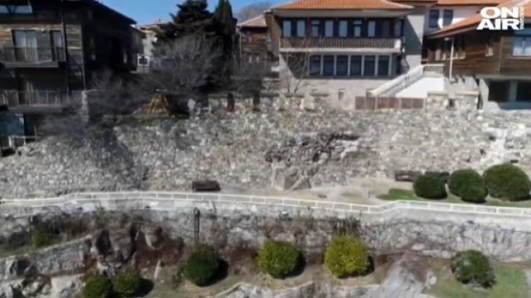 Созопол в недоумение от съда: Събарят крепостна стена за гледка на кръчма!?