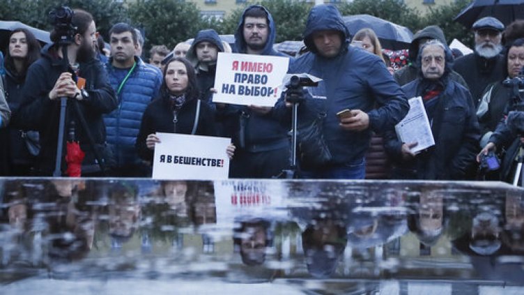 Хиляда души участваха в протест срещу изборни измами в Санкт Петербург