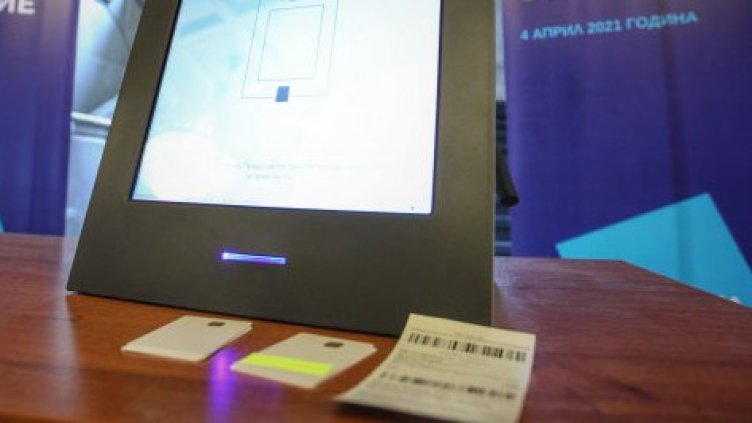 Духаха изборна машина с вентилатор, прегря в жегата