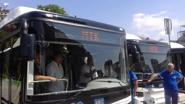 Над 22 000 държавни служители се возят гратис