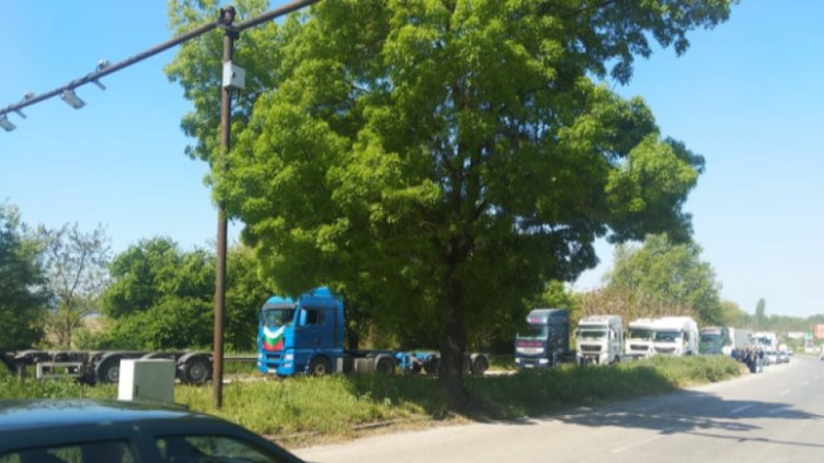 Протестът на превозвачите затрудни трафика във Варна