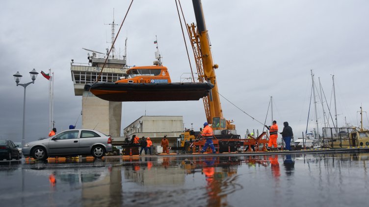 Зазимяват катерите на Морска гара Варна (СНИМКИ)