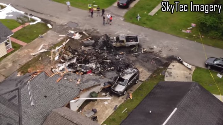 Самолет падна върху къща в САЩ (ВИДЕО)