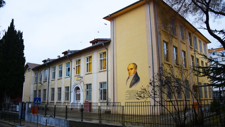 Изрисуваха фасадите на още две варненски училища