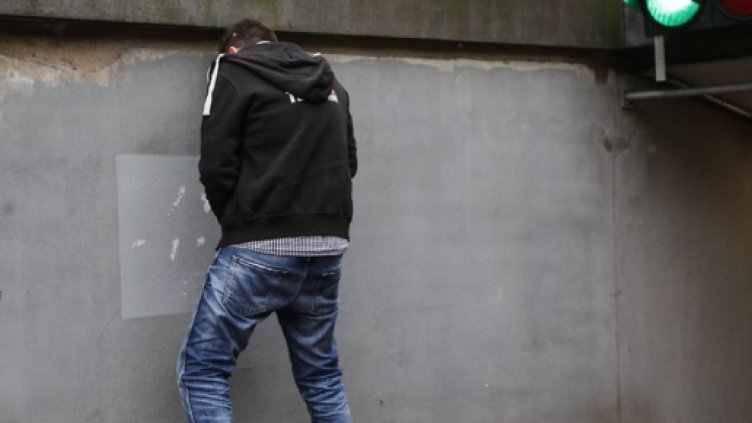 В „Максуда“ нападнаха турист, уринирал на улицата