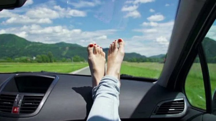 Момичета, внимание! Не качвайте краката си на таблото