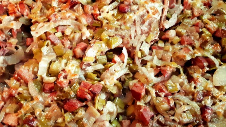 Рецепта на деня: Свински пържоли с три вида карамелизиран лук и още нещо