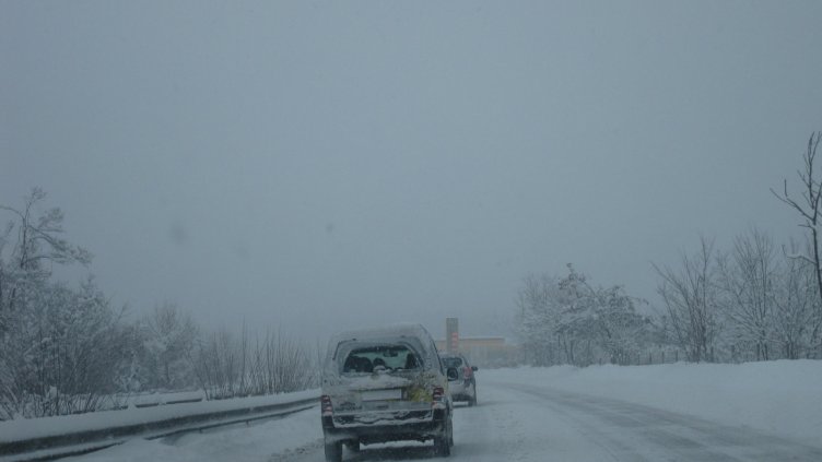 Жълт код за сняг и поледици за цяла България утре