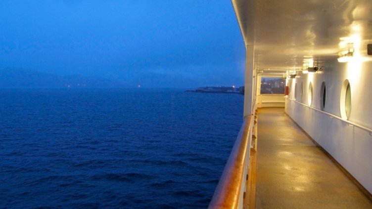 Арестуваха капитан, претъпкал ферибот с пасажери