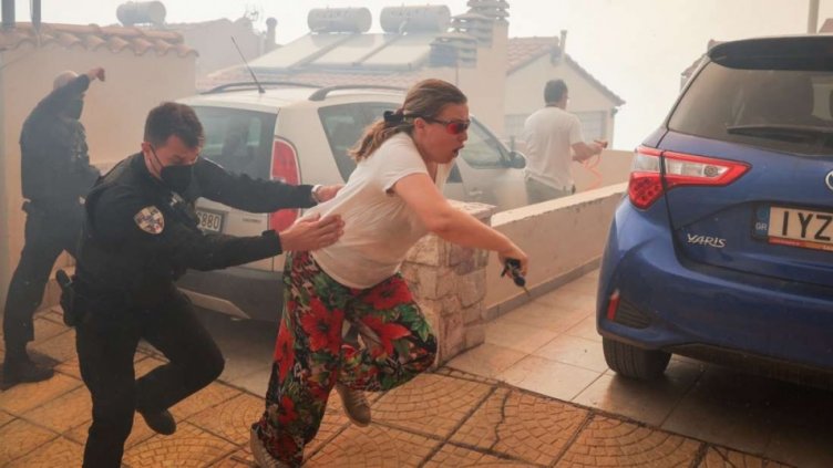 Пожар повреди къщи и коли в Атина