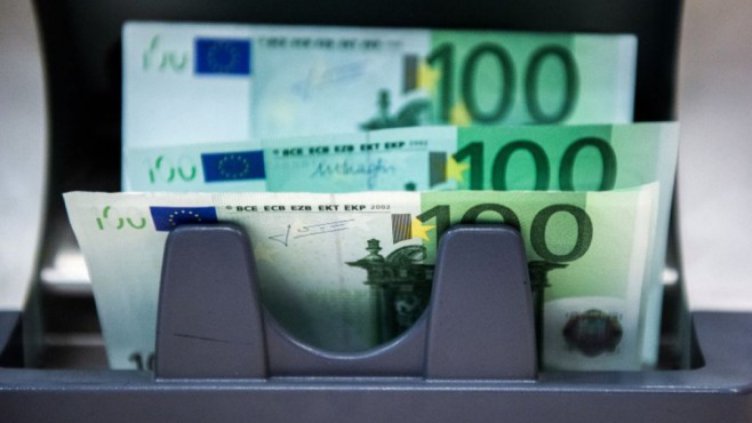 Кризата с COVID-19 оряза наполовина парите от българските гастарбайтери