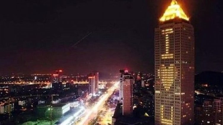 Китаец пенсионер написа любовно признание на небостъргач