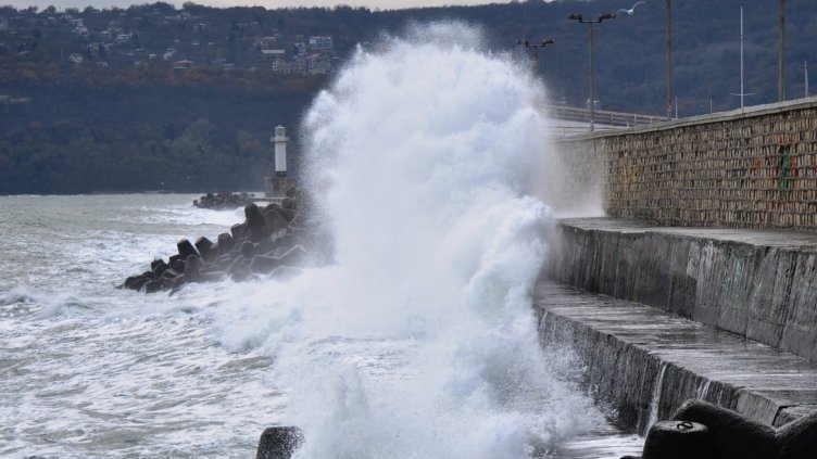 Силните пориви на вятъра издигнаха големи вълни (СНИМКИ)