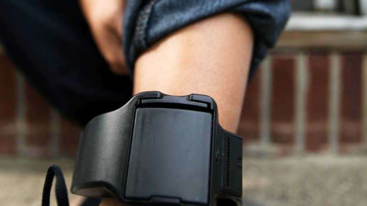 12 осъдени с електронни гривни за наблюдение