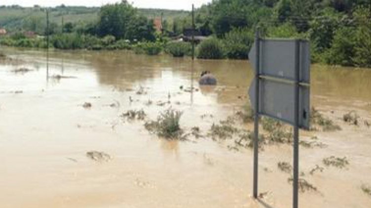 Наводнен е пътят между Оброчище и Батово