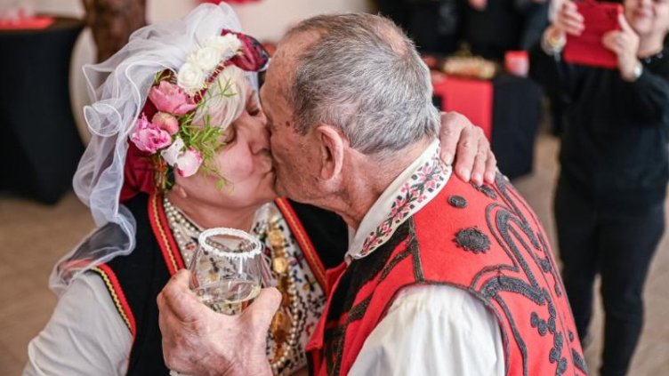 30 двойки със семеен стаж между 50 и 73 г. отбелязаха Международната седмица на брака (СНИМКИ)