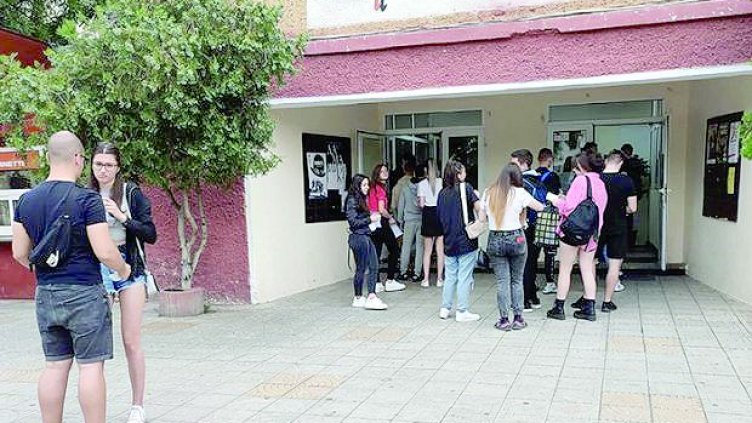 И варненски школа в батака с формулите. МОН се кълне: Няма ощетени!