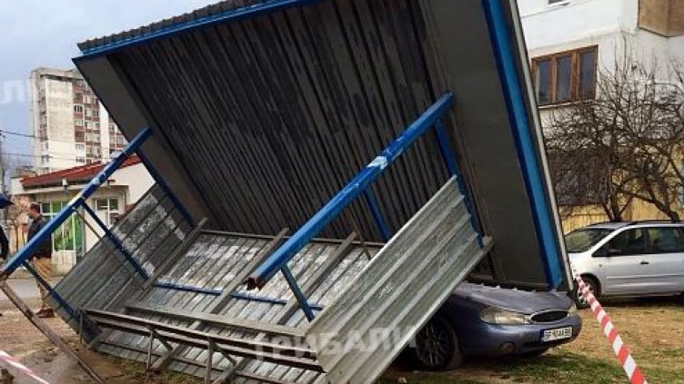 Ураганният вятър запрати спирка върху автомобил