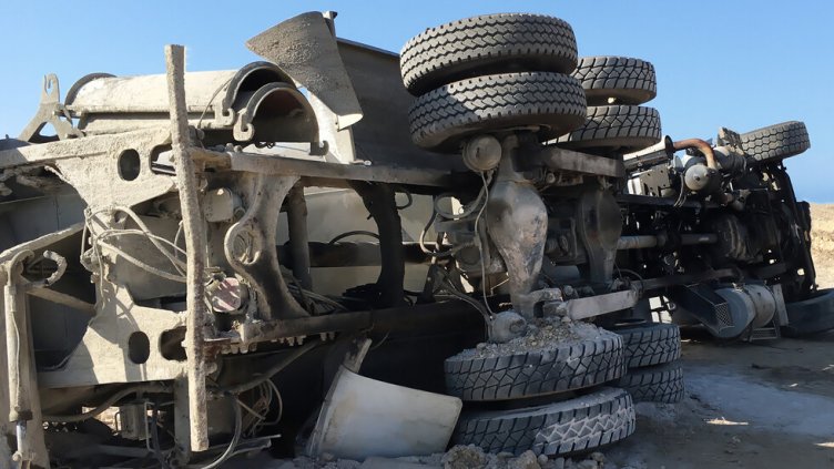 Тир падна в канавка на пътя