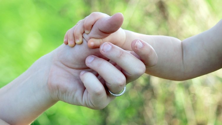 Жена опита да отвлече дете от детски кът