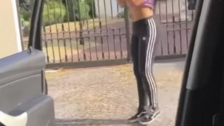 Ново онлайн предизвикателство: Да слезеш от колата в движение!?