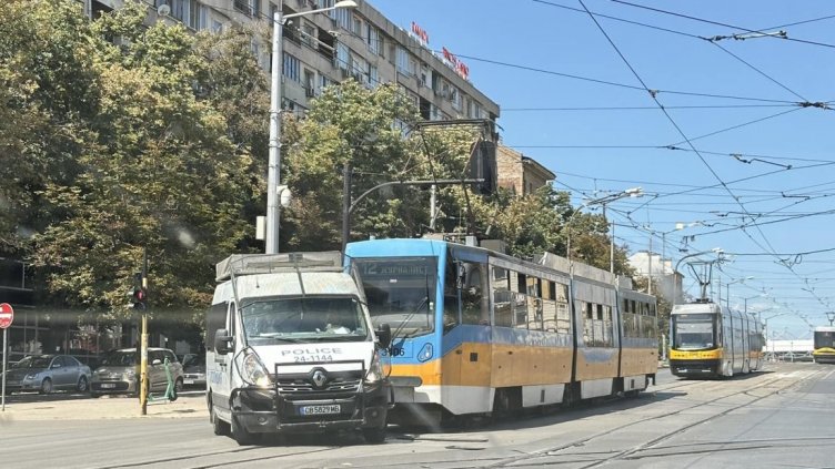 Трамвай помете полицейски бус (СНИМКИ)