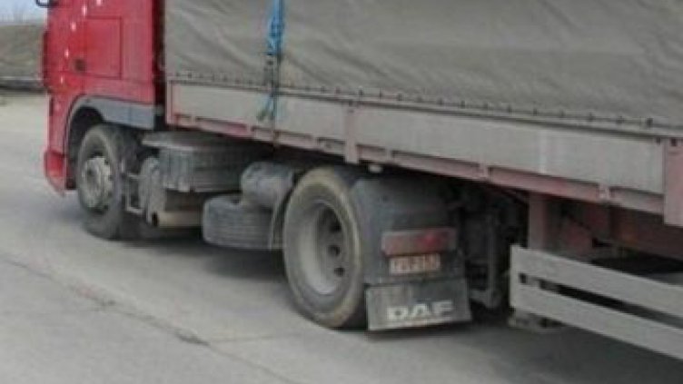 Аварирал ТИР ограничава движението на АМ "Тракия"