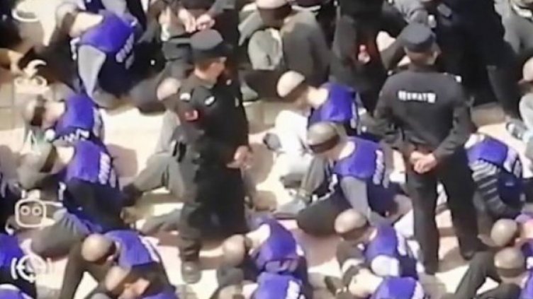 Местят затворници в Китай с превръзки на очите